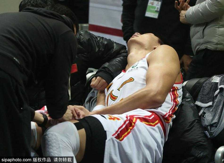 许钟豪在宁波主场轰然倒下，身体蜷缩在冰冷的地板上，双手掩面承受着剧痛，四周的队友和对手神情凝重。