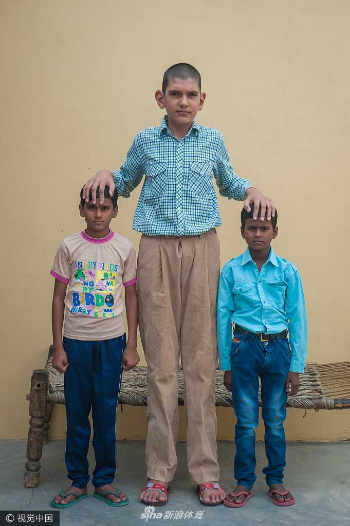 篮球场上的“小巨人”：卡兰在室内篮球场上运球，动作虽然稚嫩却格外认真，他那修长的四肢和超出同龄人一大截的身高，让人仿佛看到了印度女子篮球未来的希望之星正在冉冉升起。