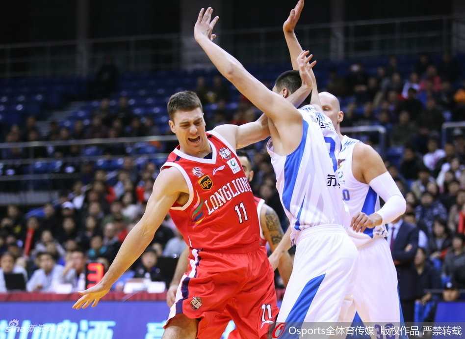 张骋宇运球突破防线，眼神坚定直指篮筐，他用犀利的切入和精准的中投为青岛队提供了持续的火力输出。