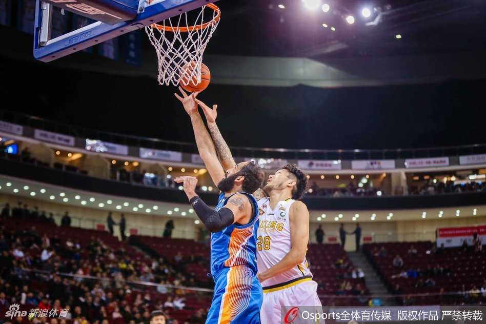 老将马布里如闪电般突破对手防线，上演标志性的上篮，全场球迷为之沸腾，仿佛让人看到了他昔日在NBA的风采。