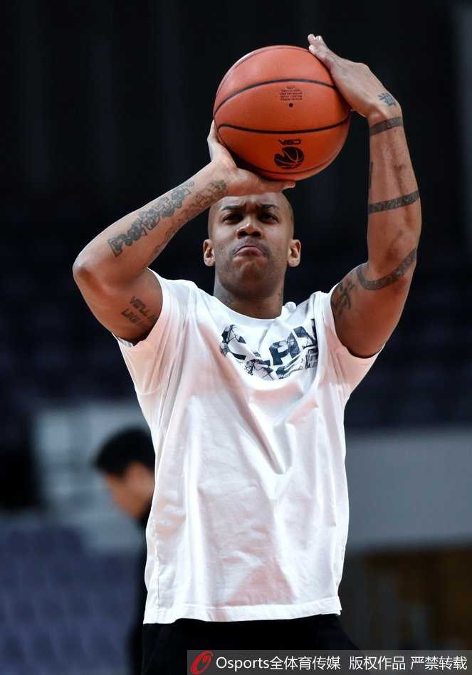 兰多夫场边拉伸，身体极度折叠，柔韧性惊人，仿佛在进行瑜伽修炼。