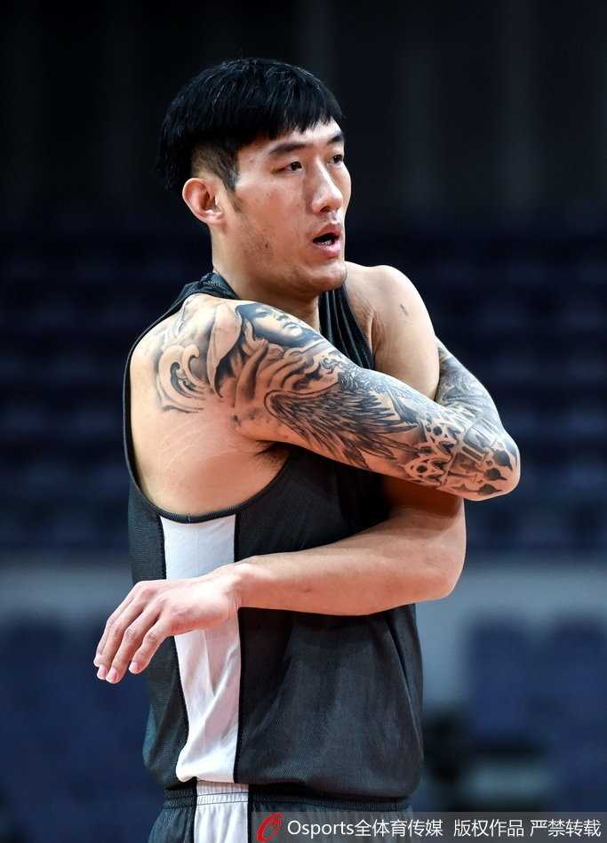 老马持球突破，眼神犀利，尽管训练服已被汗水浸透，依然在认真进行运球练习。