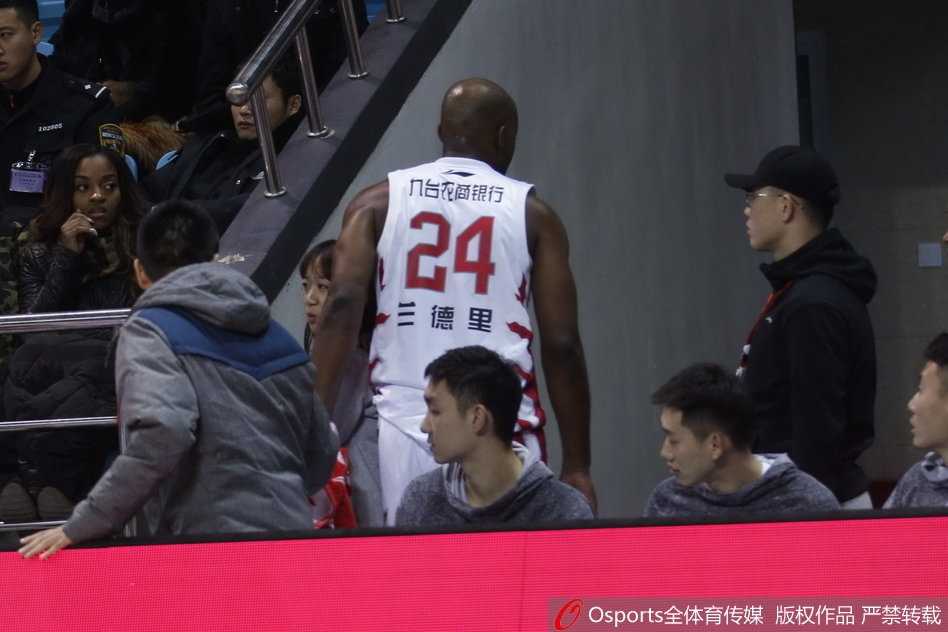 兰德里轰然倒地，地板上的他眉头紧锁，手捂面部，身旁的广州队球员也停下脚步关切回望，空气中弥漫着紧张的气息