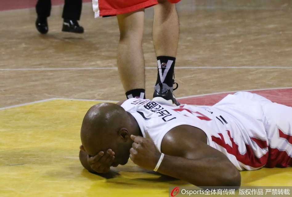 兰德里在罚球线上稳稳出手，篮球划出优美弧线，他微微眯起的右眼仿佛还在适应，但这并不妨碍他为球队贡献关键的分数