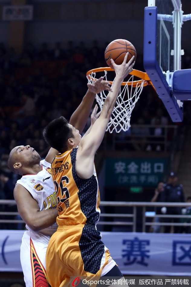 深圳外援萨林杰在山西队员的严密包夹下，依然奋力将球举过头顶，眼神坚毅地寻找队友，展现了他强大的内线统治力。