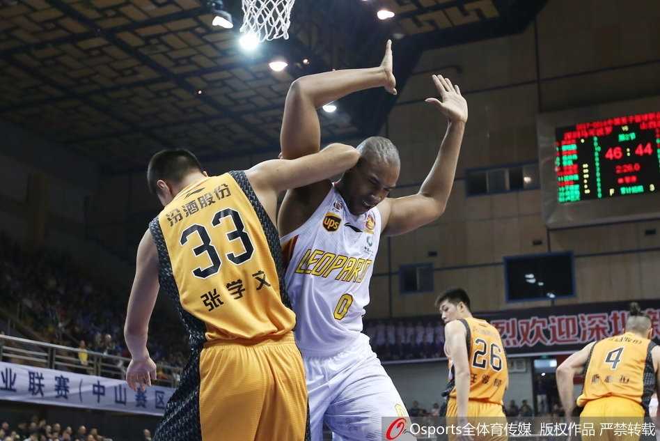 山西核心曾令旭突破上篮瞬间，他高速切入禁区，在空中拉杆躲过封盖，动作舒展，展现了一名优秀后卫的柔韧性。