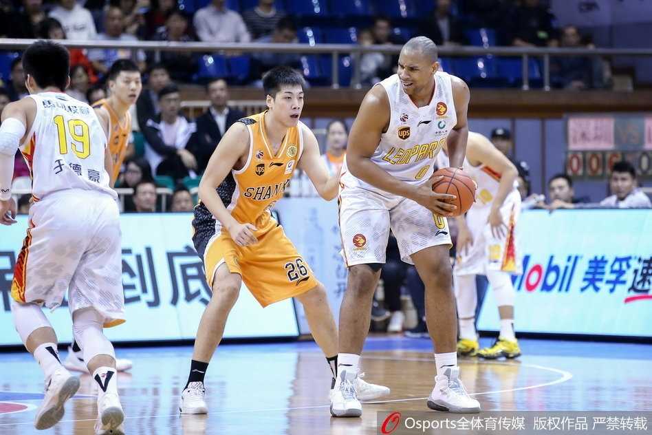 山西外援斯科拉施展梦幻舞步，利用经验晃开深圳队的内线防守，以标志性的动作勾手投篮，仿佛时间在他身上静止。