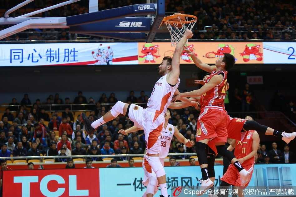 张庆鹏运球刚过半场，面对防守球员直接拔起三分出手，篮球在空中高速旋转，精准地飞向篮筐。