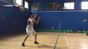 连续的转身虚晃，让防守者完全失去了方向，如同木桩一般被定在原地。他抓住这稍纵即逝的空隙，轻松挑篮得分，整个过程充满了节奏感和欺骗性。