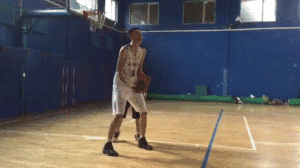 他利用身体靠住防守，突然一个灵巧的前转身切入篮下，面对补防，他再次起跳，在空中与对手发生对抗后，依然稳稳地将球放进篮筐，展现了内线球员应有的强硬与技巧。