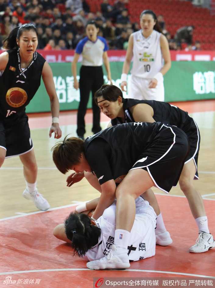 八一队外线球员如猎豹般紧贴对手，双手张开形成密不透风的屏障，将山东队的传球路线完全封死，展现出军旅女篮铁血般的团队防守。