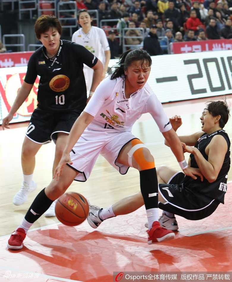 露雯在对手的拉拽下依然顽强地将球抛向篮筐，身体失去平衡的瞬间，她眼中只有篮筐的方向，诠释着拼搏到底的体育精神。