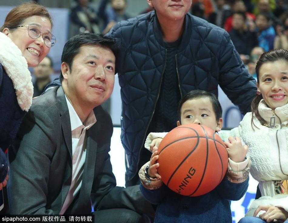 王治郅伸手轻轻摸了摸桑兰儿子的脸蛋，小家伙毫不认生，天真无邪的笑容感染了周围所有人，场面温馨有爱。