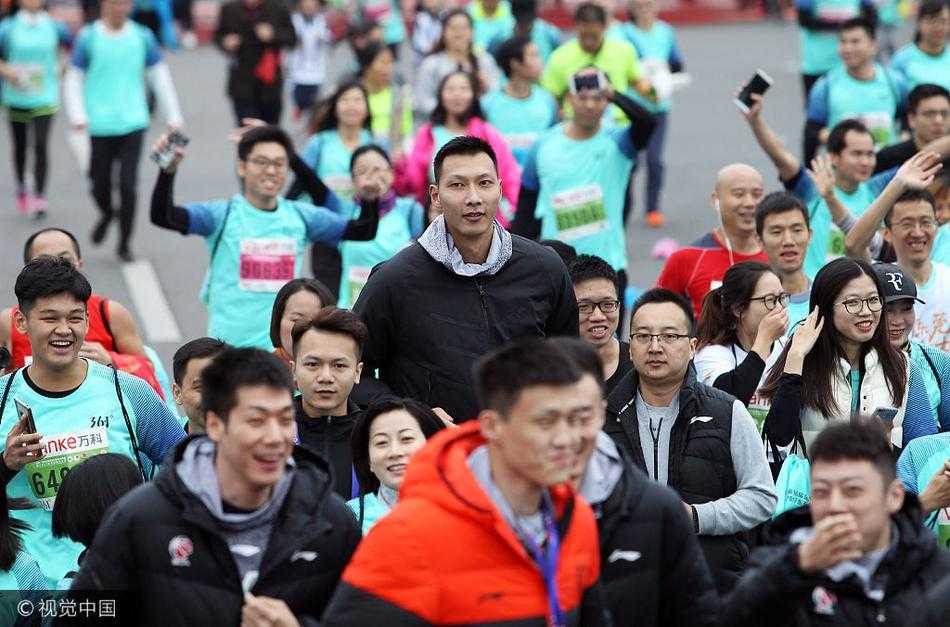 面带温暖笑容的易建联身穿厚实外套，在晨光中慢跑，身边紧紧簇拥着热情的跑友，气氛热烈而融洽