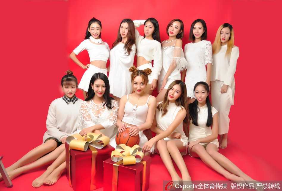 光影交错间，一位拥有波浪长发的啦啦队员回眸凝视，深邃的眼神与立体的五官在聚光灯下显得格外迷人，仿佛冬日里的一抹暖阳。