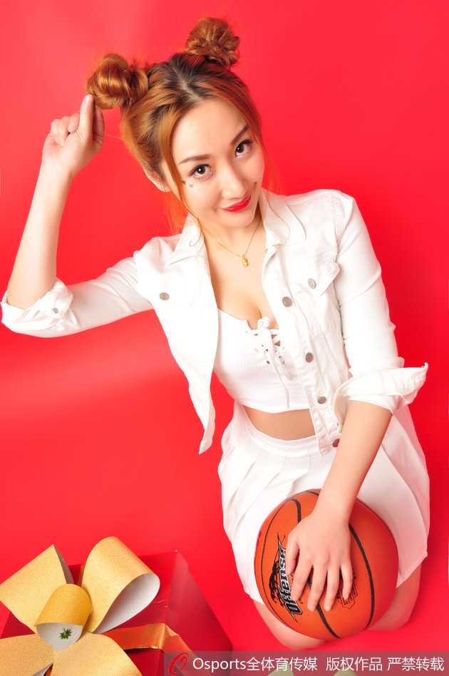 冬日的暖阳洒在姑娘们身上，一位队员身着简洁的白色吊带，搭配利落的黑色长裤，波浪短发轻拂面颊，展现出一种随性又不失性感的时尚魅力。