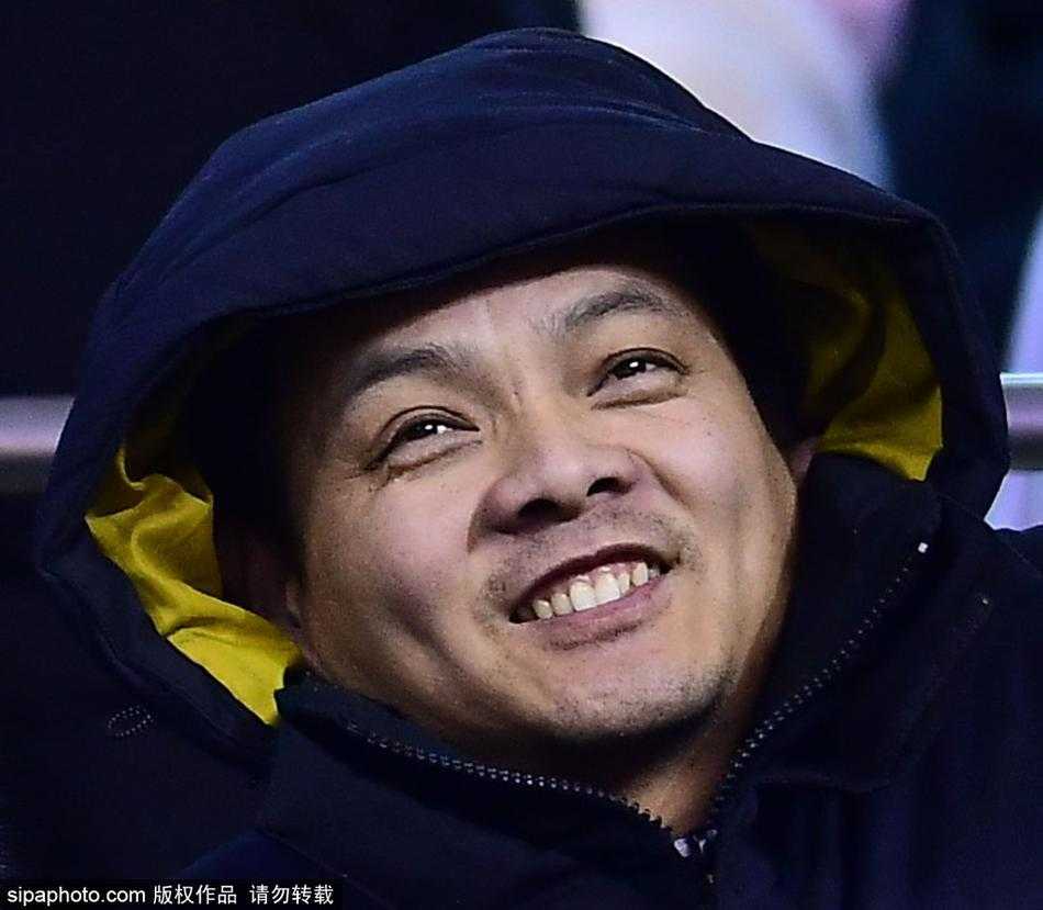 赛场边，一对情侣球迷依偎在一起，共享一条巨大的围巾抵御严寒。女孩脸上洋溢着甜蜜的微笑，男孩则目光坚定地看着赛场，寒冷似乎并未影响到他们享受这场篮球盛宴的心情，反而成了彼此靠近的理由。