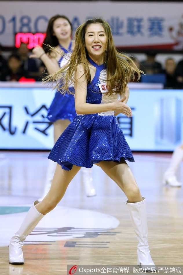 特写镜头下，啦啦队员专注的神情和标准的舞姿，展现专业素养与青春风采