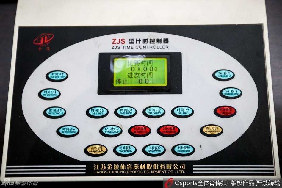 记录台的全景图映入眼帘，宣告员的话筒、计时器的操控面板、并排放置的几台显示器整齐划一，穿着统一服装的工作人员各就各位，如同即将起航的舰船上的领航员。