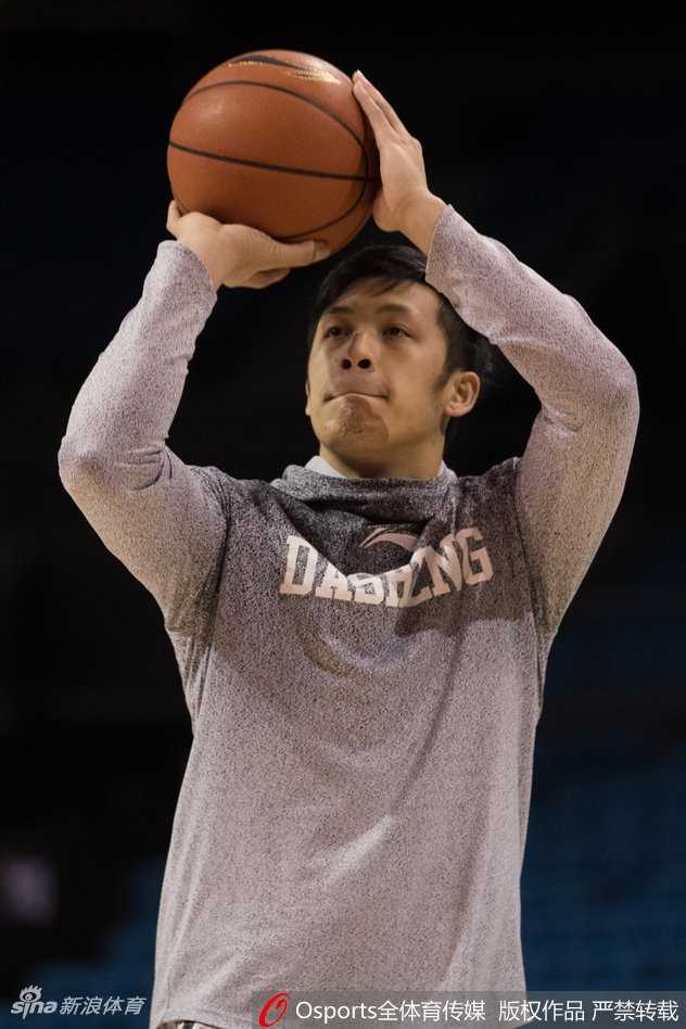 赛前热身，巴赫拉米神情专注地进行拉伸，每一寸肌肉的舒展都在为即将到来的恶战储备能量。