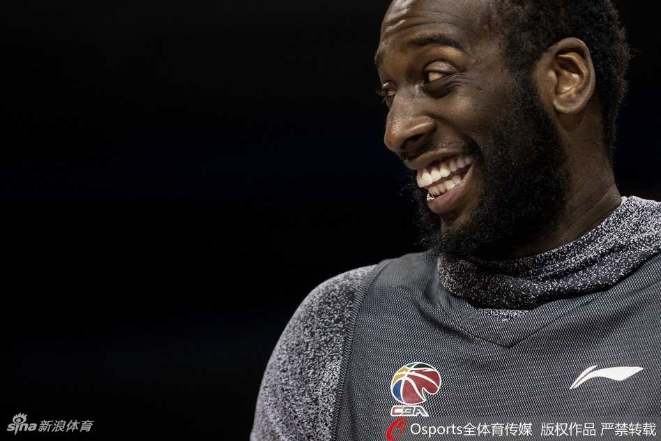 冯欣在组织进攻，手势清晰，眼神坚定，作为球队的大脑，他需要在瞬息万变的赛场上做出最正确的决策。