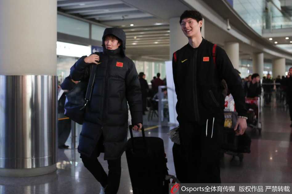 在航站楼内，王哲林独自推着满载行李的手推车，手腕上似乎还缠着保护绷带，但脸上轻松的神情预示着伤势无碍，也预示着心情大好。