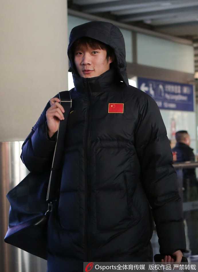 李楠指导在人群中显得格外从容，他一边推车一边观察着周围的队员，这位昔日的“小李飞刀”正用自己的方式将这支队打造成一支纪律严明的“铁军”。