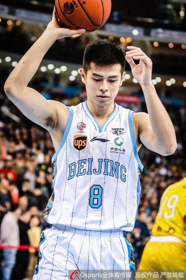 朱彦西底角三分出手瞬间，皮球在空中划出完美弧线，场边的球迷早已高举双臂，准备为这记点燃全队的压哨进球欢呼。