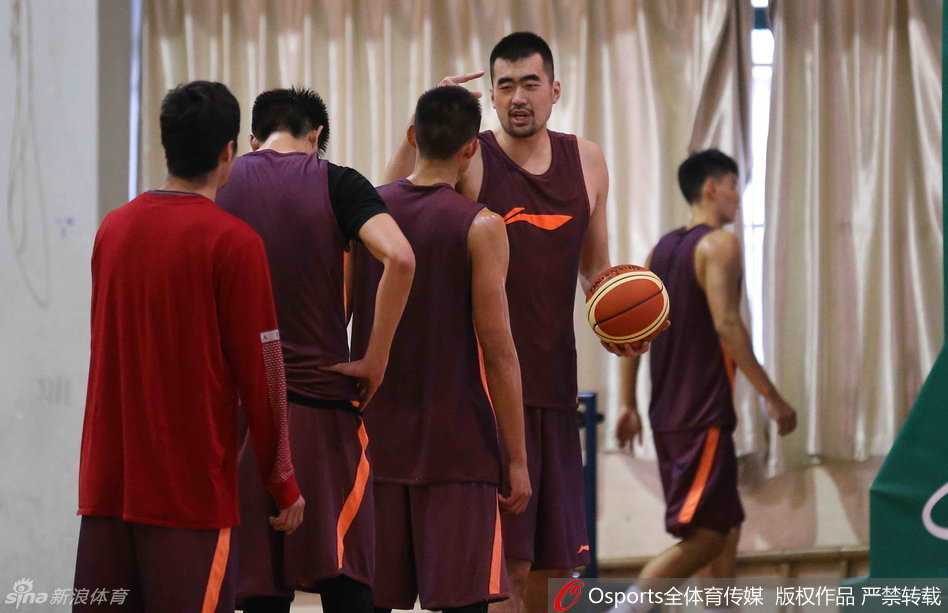 训练中的刘炜汗流浃背，咬紧牙关进行拉伸，展现出老将超乎常人的自律与坚持