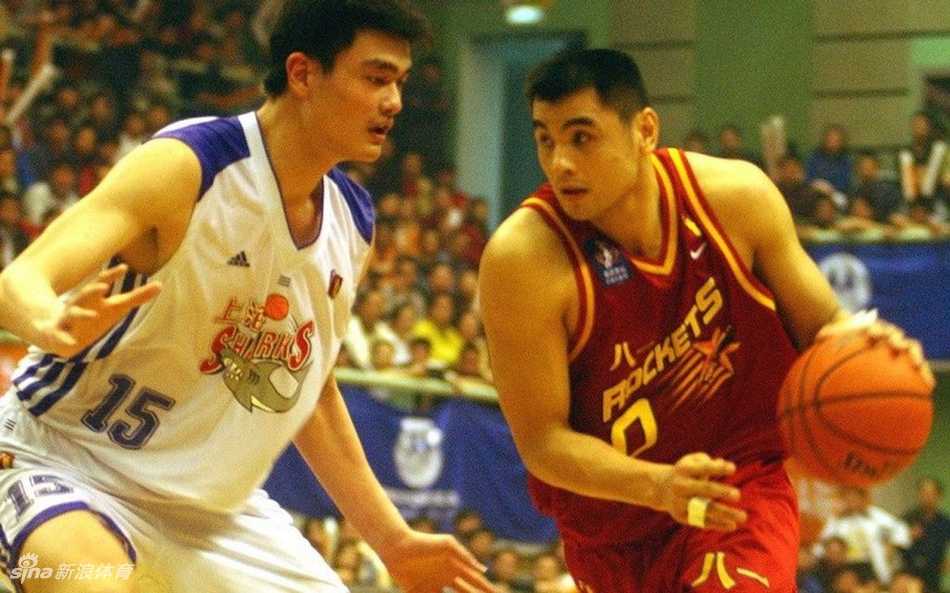 身披八一队战袍的刘玉栋目光如炬，坚毅的眼神中透露着必胜的信念，这就是令对手胆寒的战神本色