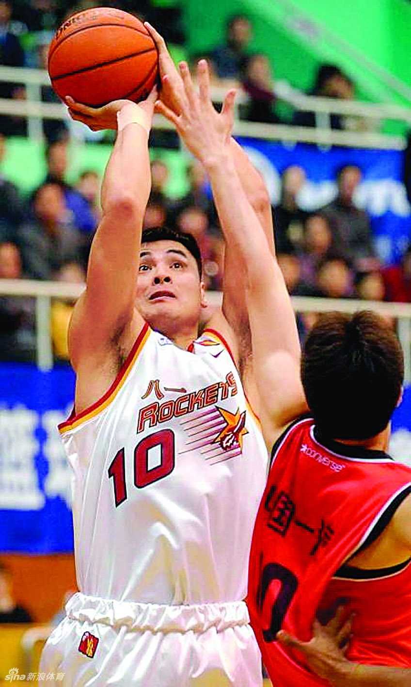 刘玉栋在赛场上进行标志性的直臂跳投，出手点极高，姿势如教科书般标准，让防守者望尘莫及