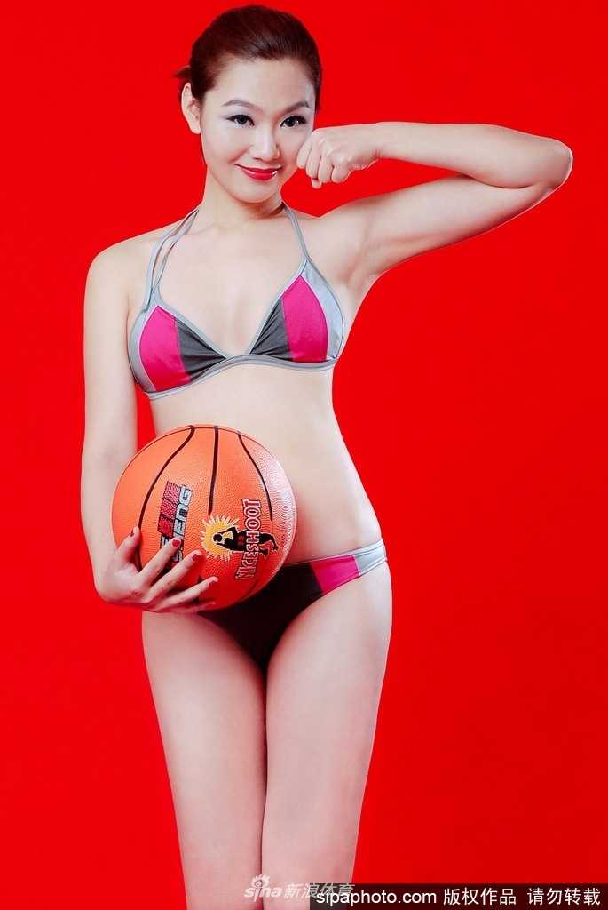 夕阳的余晖为她镀上一层金色，刘闻雯在球场边轻松漫步，随性中透露出一种由内而外的自信与从容。