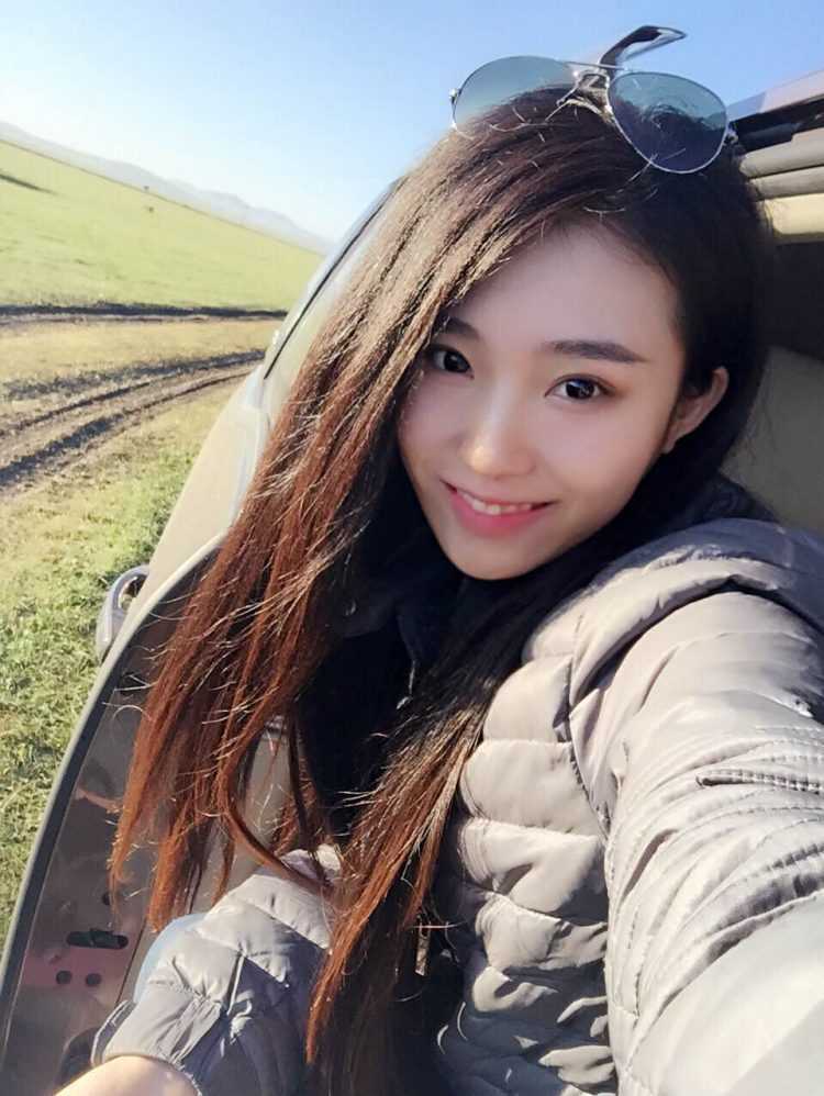 吴方竹身着黑色紧身运动装，凸显出常年健身保持的完美身材曲线