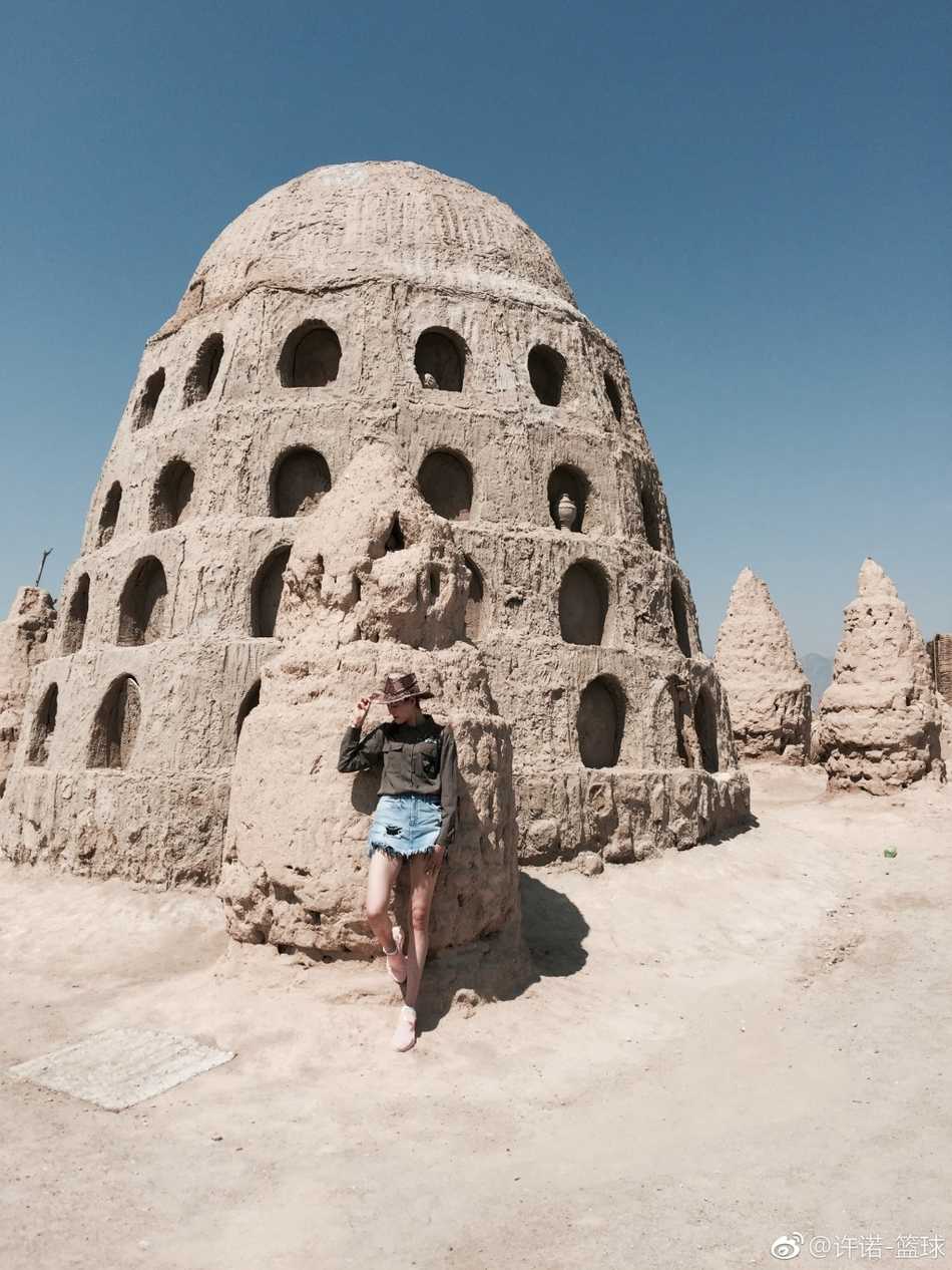 镜头捕捉到许诺在不经意间行走的瞬间，步伐轻盈，长发飘飘。没有刻意摆拍，但这随性的一步，却让那双大长腿的天然优势尽显无遗，仿佛自带风一般的韵律。