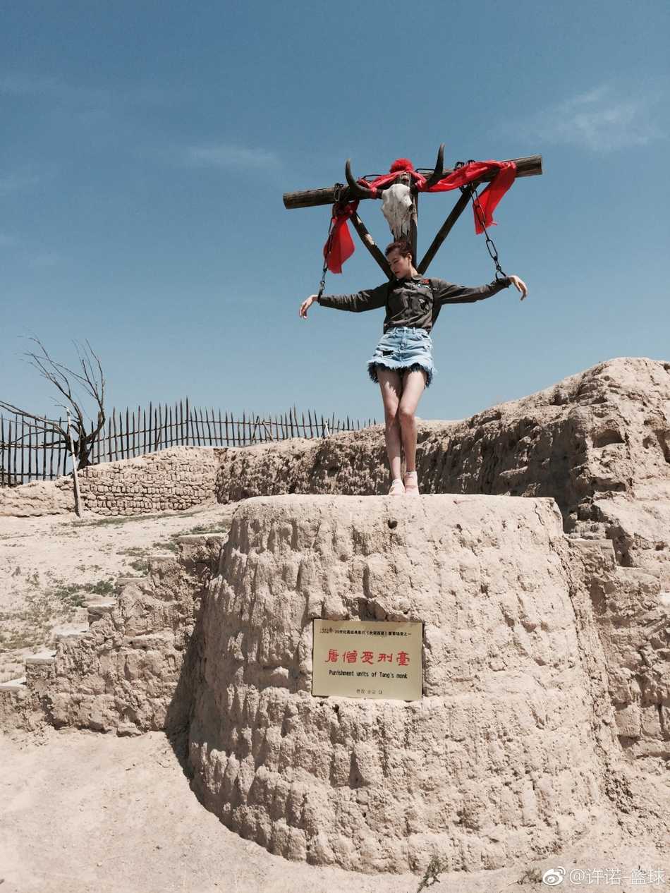 许诺在宁夏的旅途上骑上高大的骆驼，她身姿挺拔，面带微笑地看向镜头。尽管坐骑已经很高，但她的一双长腿依然十分显眼，整个画面充满了大西北的壮阔与飒爽。