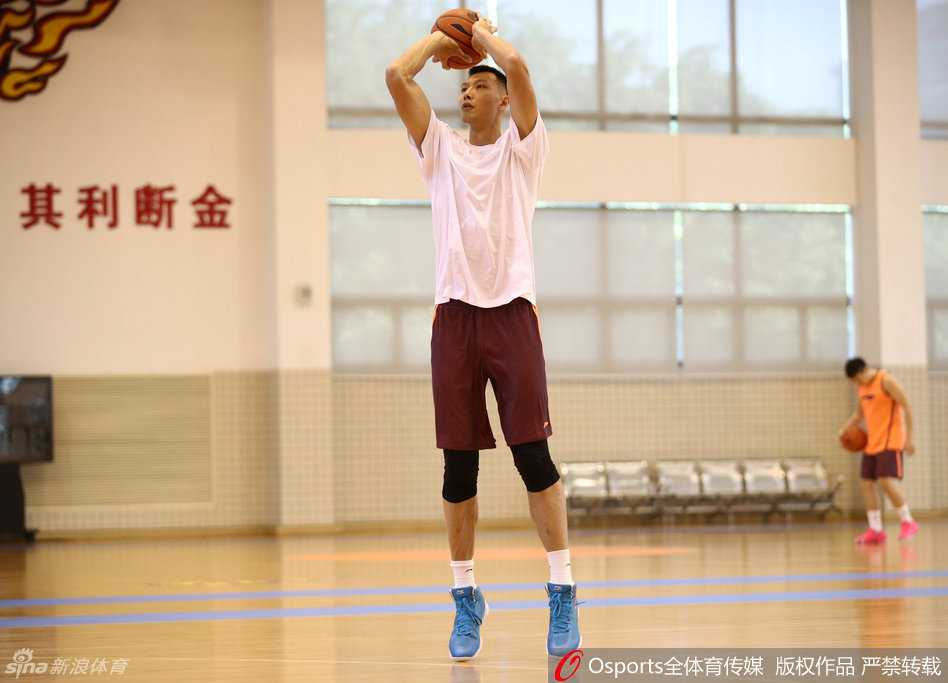 布泽尔手臂上繁复的图腾纹身格外醒目，他正认真的进行防守滑步，这位NBA老将的斗志丝毫未减。