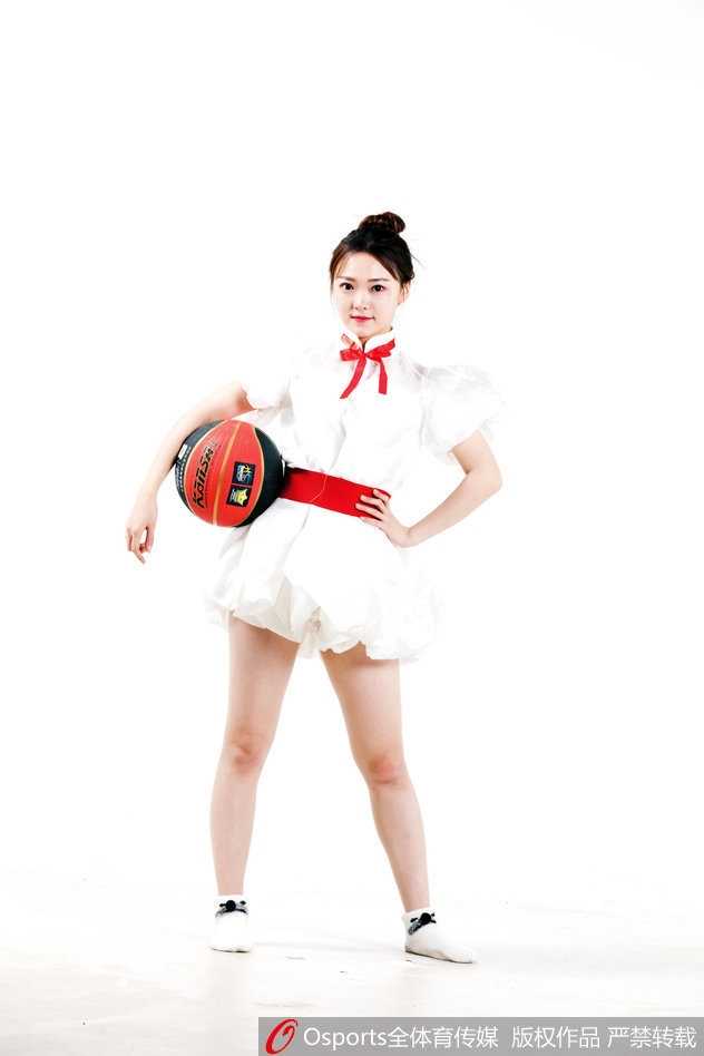 在柔和的光影中，一名队员优雅地展示着侧空翻的高难度姿态，身体在半空中画出完美的弧线，这一刻，她不是赛场边的点缀，而是舞台上唯一的主角。