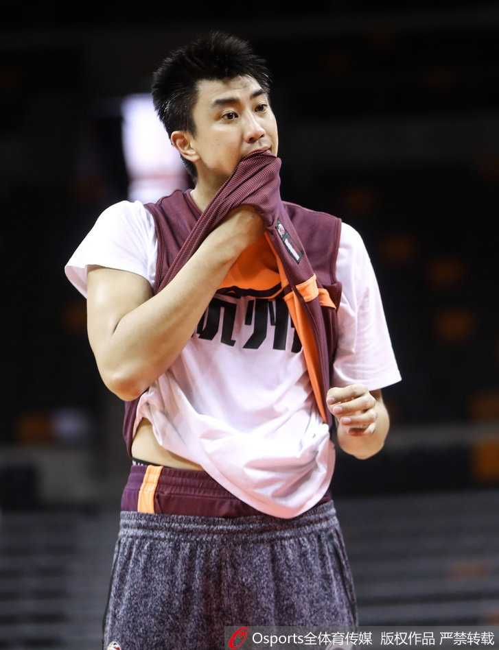 胡金秋在内线要位，眼神坚定而冷静，他用强壮的身体卡住对手，高高举起手臂示意队友，这已是广厦最值得信赖的进攻支点。