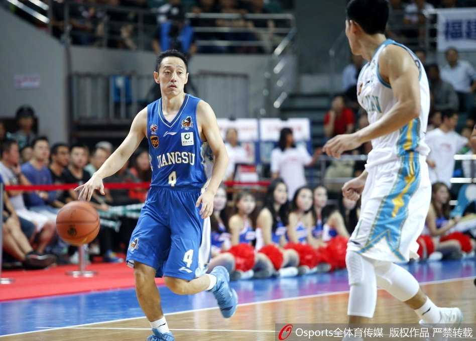 福建神射手赵泰隆加时赛不幸受伤，他痛苦地倒在篮架下，手捂脚踝，队友们纷纷围拢过来，神情严峻，主场气氛降至冰点