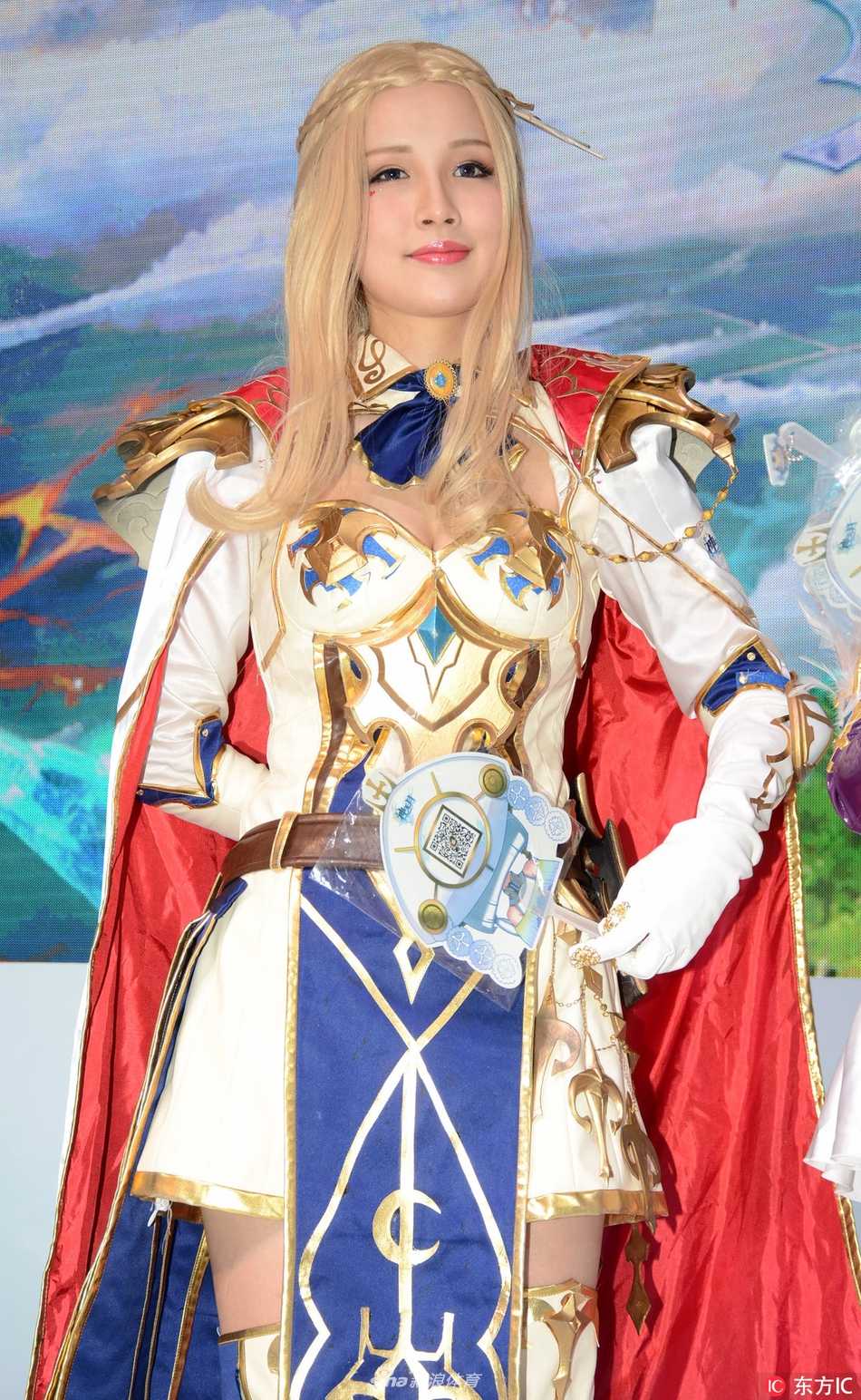 一位身着粉色公主裙的showgirl宛如从童话世界中走出，她微微侧身，裙摆轻扬，甜美梦幻的气息吸引了众多观众的目光。