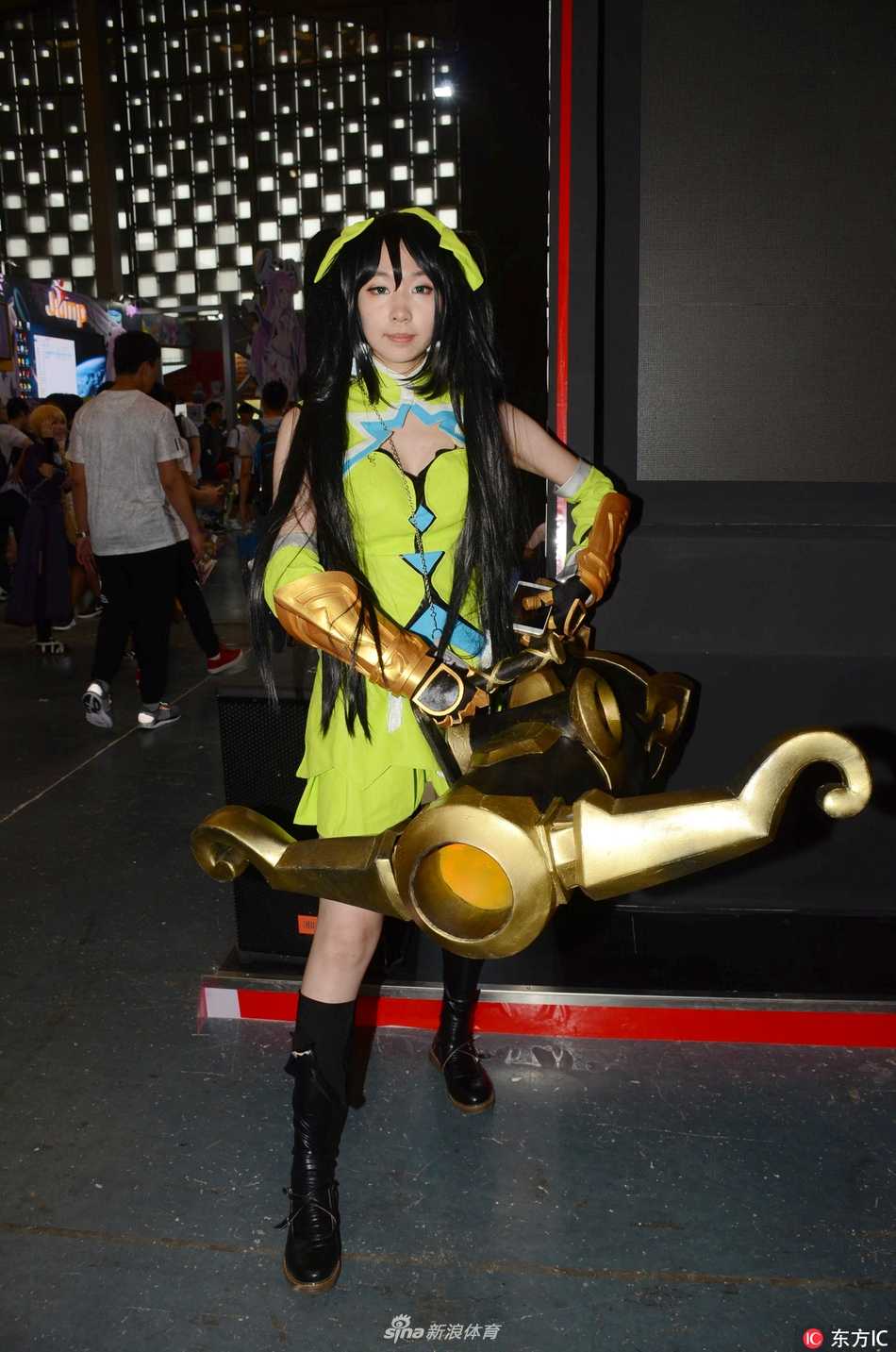 场馆内热闹非凡，两位装扮风格迥异的动漫人物在人群中格外醒目，她们的互动吸引了众多漫迷驻足拍照。