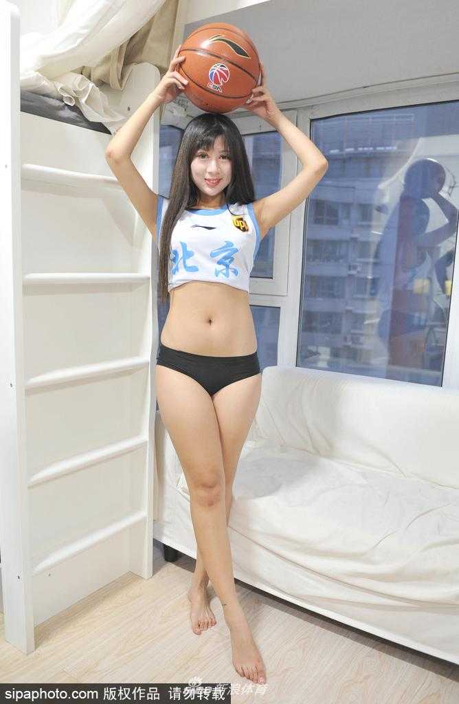 阳光洒在她的笑脸上，手中的篮球仿佛也染上了温暖的色彩，这一刻，运动与美在她身上完美交融