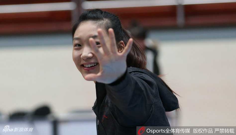 一袭干练的白色衬衫搭配高腰裤，队员随意地倚靠在道具旁，营造出轻松随性的街拍感，仿佛秋日里的一抹暖阳，明媚且充满力量。