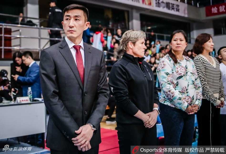 首节战幕拉开，北京队外援福尔斯如同巨塔般镇守内线，面对山西三人包夹毫无惧色，高高跃起完成双手暴扣，整个球馆瞬间被点燃。