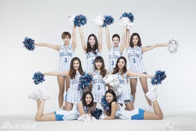 身着靓丽表演服的队员们高高跃起，马尾辫在空中划出青春的弧度，她们用充满张力的肢体语言，在赛场上点燃了第一把名为‘巅峰’的火焰。