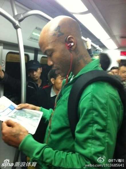 马布里身穿长袍马褂在台上学说相声，神态认真又幽默