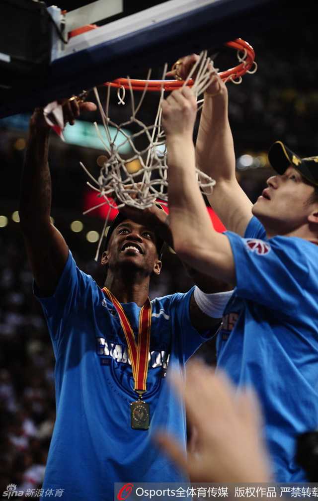 夺冠后马布里被队友们围住抛向空中，满脸幸福笑容