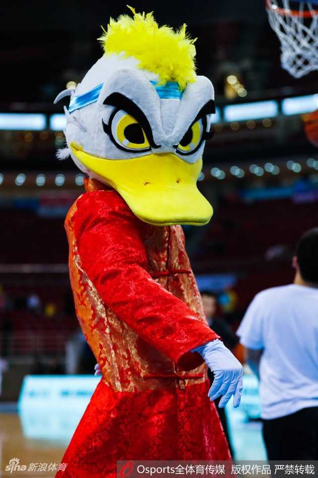 身穿大红色传统马褂的霹雳鸭站在球场中央，双手抱拳，用中国传统的拜年姿势向全场球迷作揖，憨态可掬的模样引得看台上无数手机闪光灯亮起。