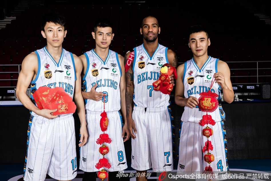 翟晓川与队友并肩而坐，笔挺的中式立领衬托出他的英气，他咧嘴大笑，仿佛在与身旁的伙伴分享着更衣室里不为人知的趣事，气氛轻松得像一场家庭聚餐。