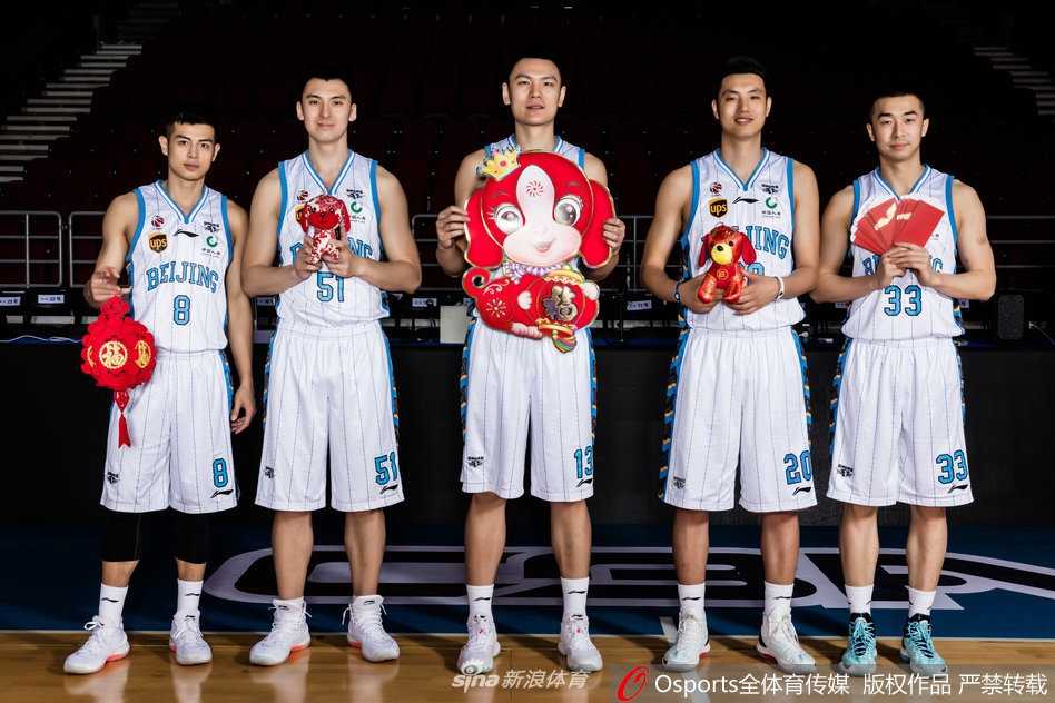 常林和王骁辉对着镜头抱拳作揖，用最传统的方式向球迷拜年，动作里既有习武之人的刚劲，又有北京孩子特有的局气与幽默。